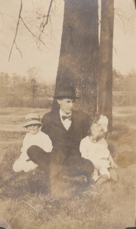 Norman Kent Dunbrack and children Ralph and Dorothy 1918