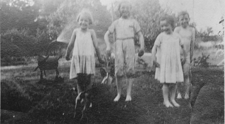 Dorothy and Ralph Dunbrack (far left and far right) with cousins Eleanor and Isabelle Scott 1919
